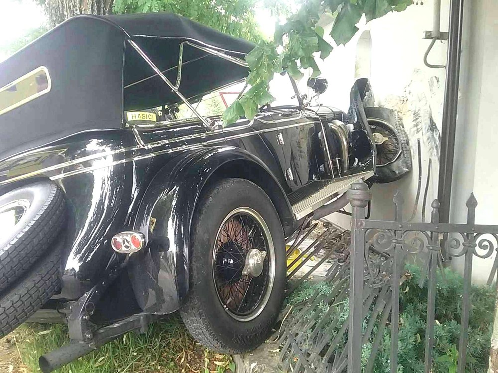 Staršie auto nabúralo do kaplnky