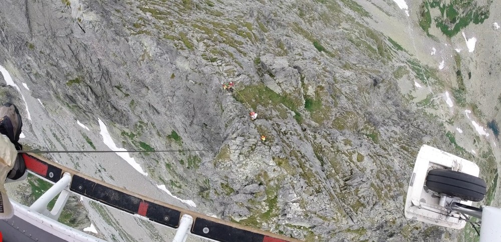Záchranná akcia na Karbunkulovom hrebeni HZS zranene turistky (1)