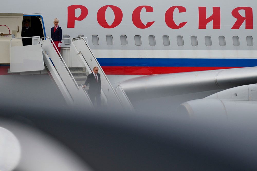 Putin vystupuje z lietadla