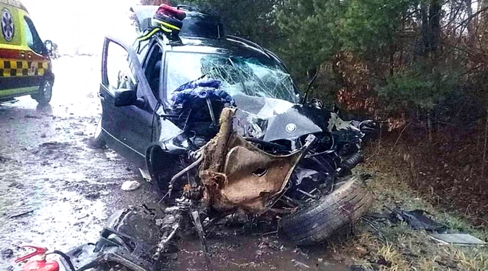 Auto s troma deťmi dostalo šmyk, rodinu po havárii odviezli z miesta záchranári 