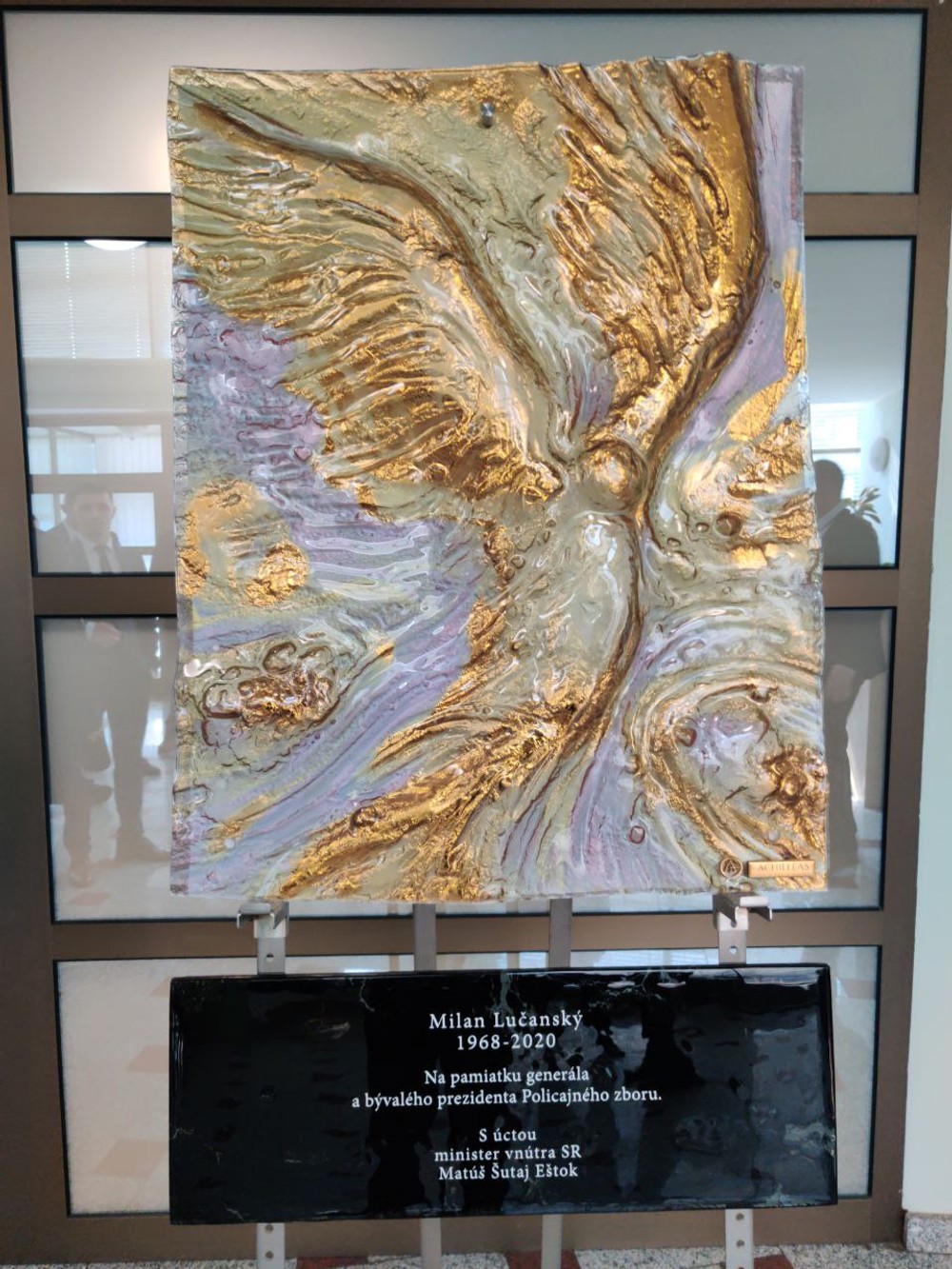 Šutaj Eštok daroval synovi Lučanského reliéfnu plastiku „Padlý anjel“