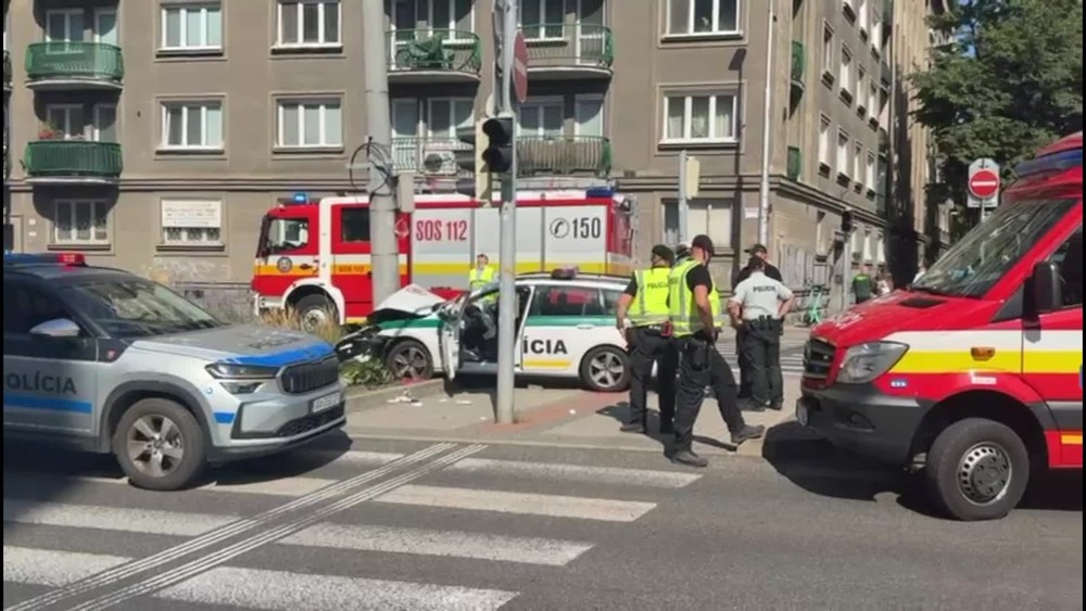 [multi] Policajné auto nabúralo do stlpa 2588