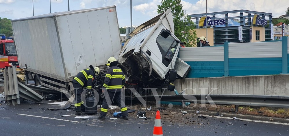 Kamión vo zvodidlách