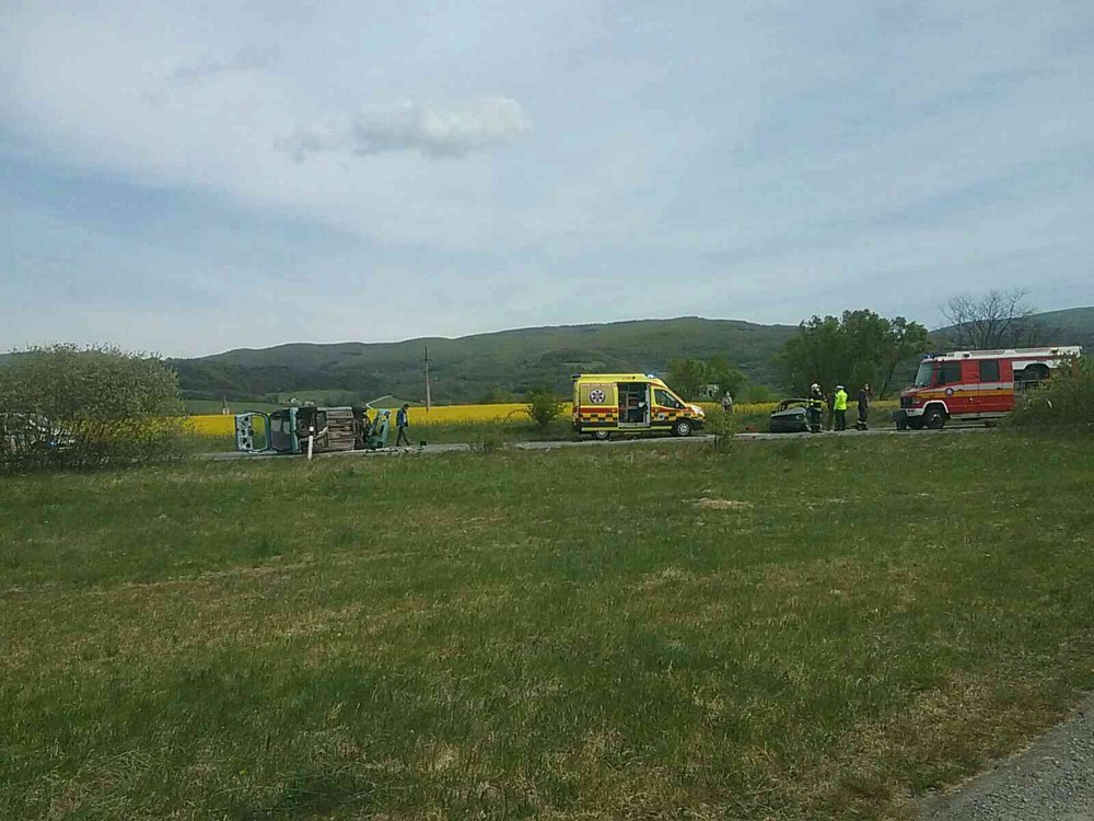 Pri obci Pliešovce došlo k vážnej dopravnej nehode. Na mieste zasahuje aj vrtuľník záchranárov 