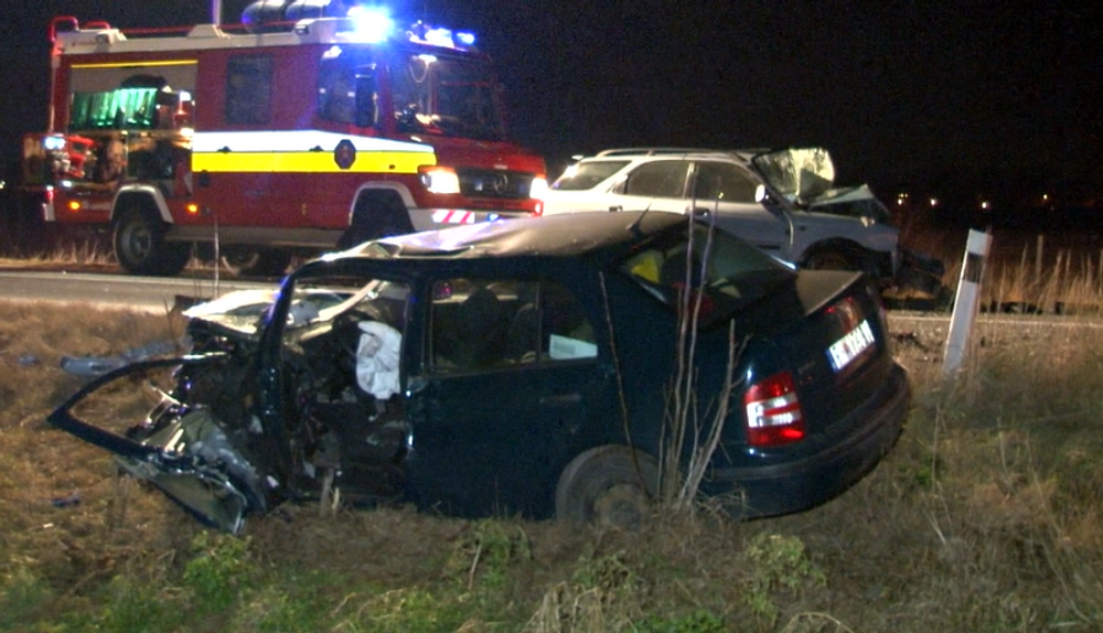 Tragická večerná nehoda. Pri čelnej zrážke vyhasli životy oboch vodičov