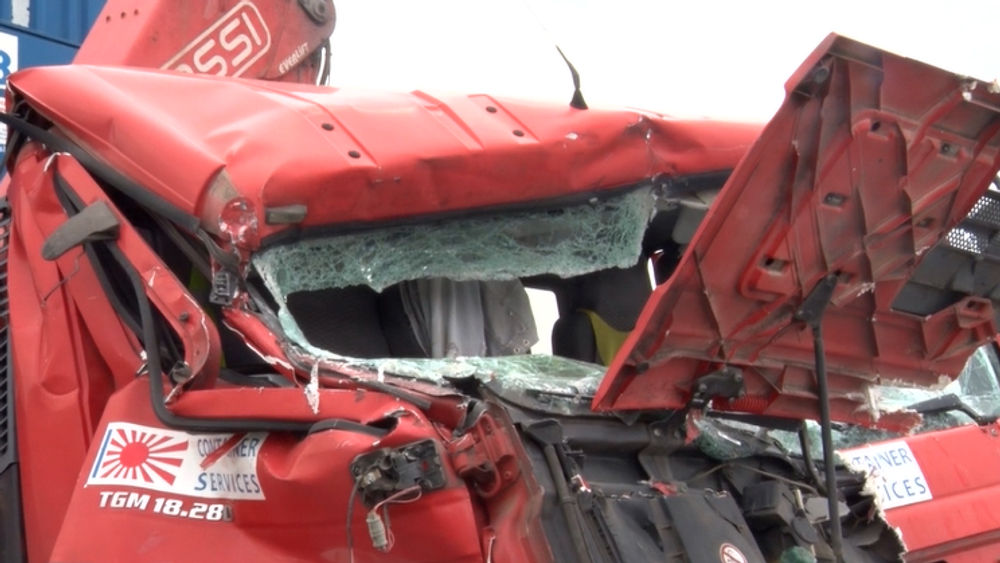 Odstavené vozidlo cestnej hliadky nabral kamión 