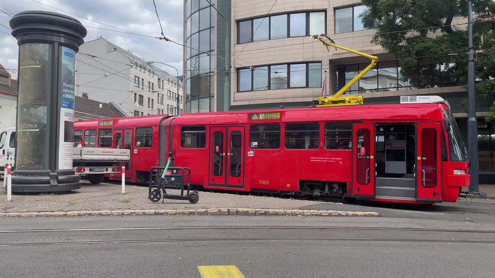 [multi] Električka vykoľajená 4463