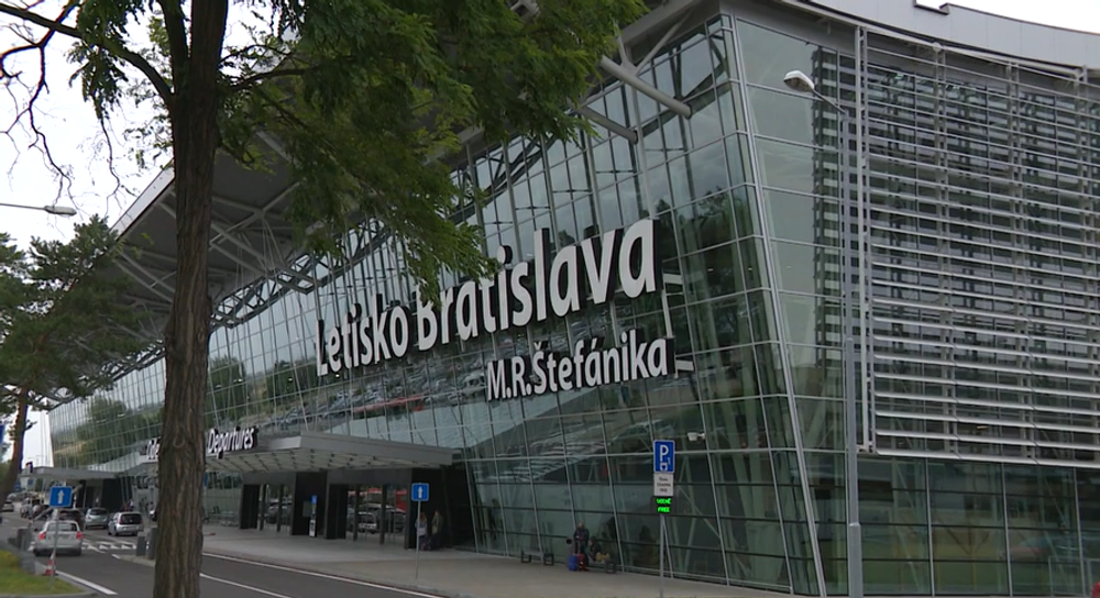 letecky alebo vlakom