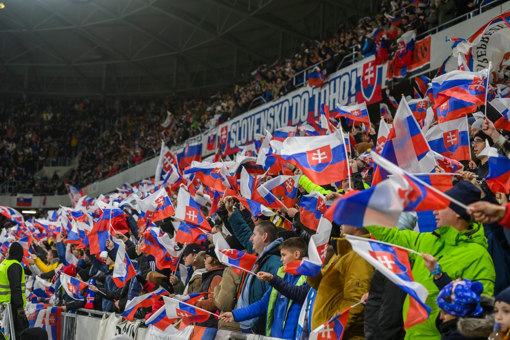 Futbalisti Slovenska postúpili na majstrovstvá Európy po tom, ako na Tehelnom poli zdolali Island 4:2