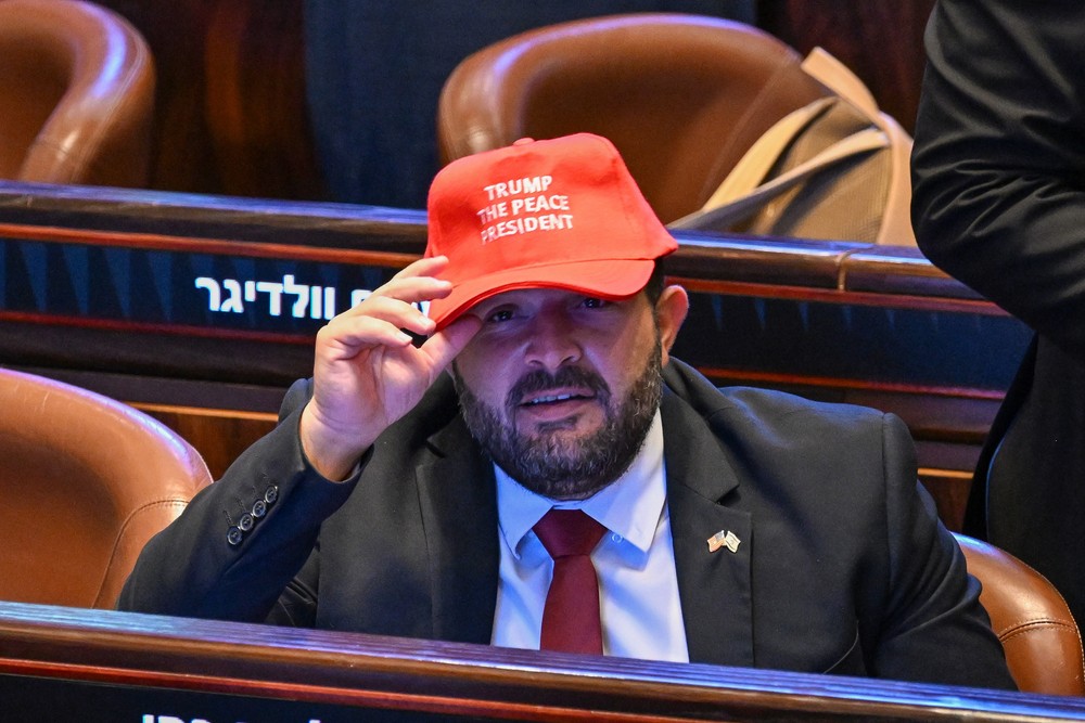 Ľudia s čiapkou s nápisom "Trump, prezident mieru"