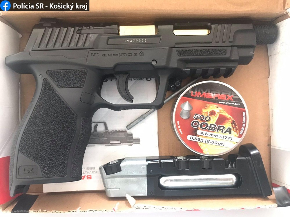 Mladý vodič sa nechcel dať predbehnúť, reagoval výstrelmi zo zbrane 