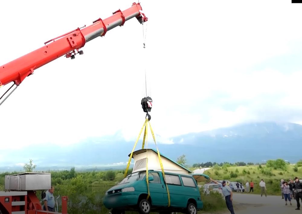 Auto skončilo v rybníku