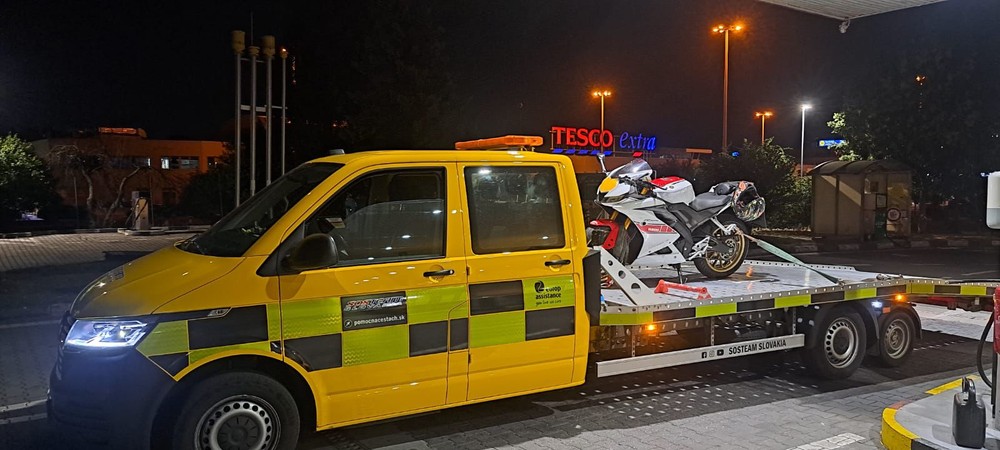 Motorkárka vrazila do stĺpa