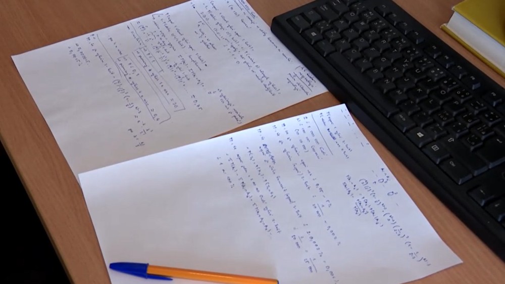 Pravdepodobnosť, že jeden človek vyhrá je približne 5%.