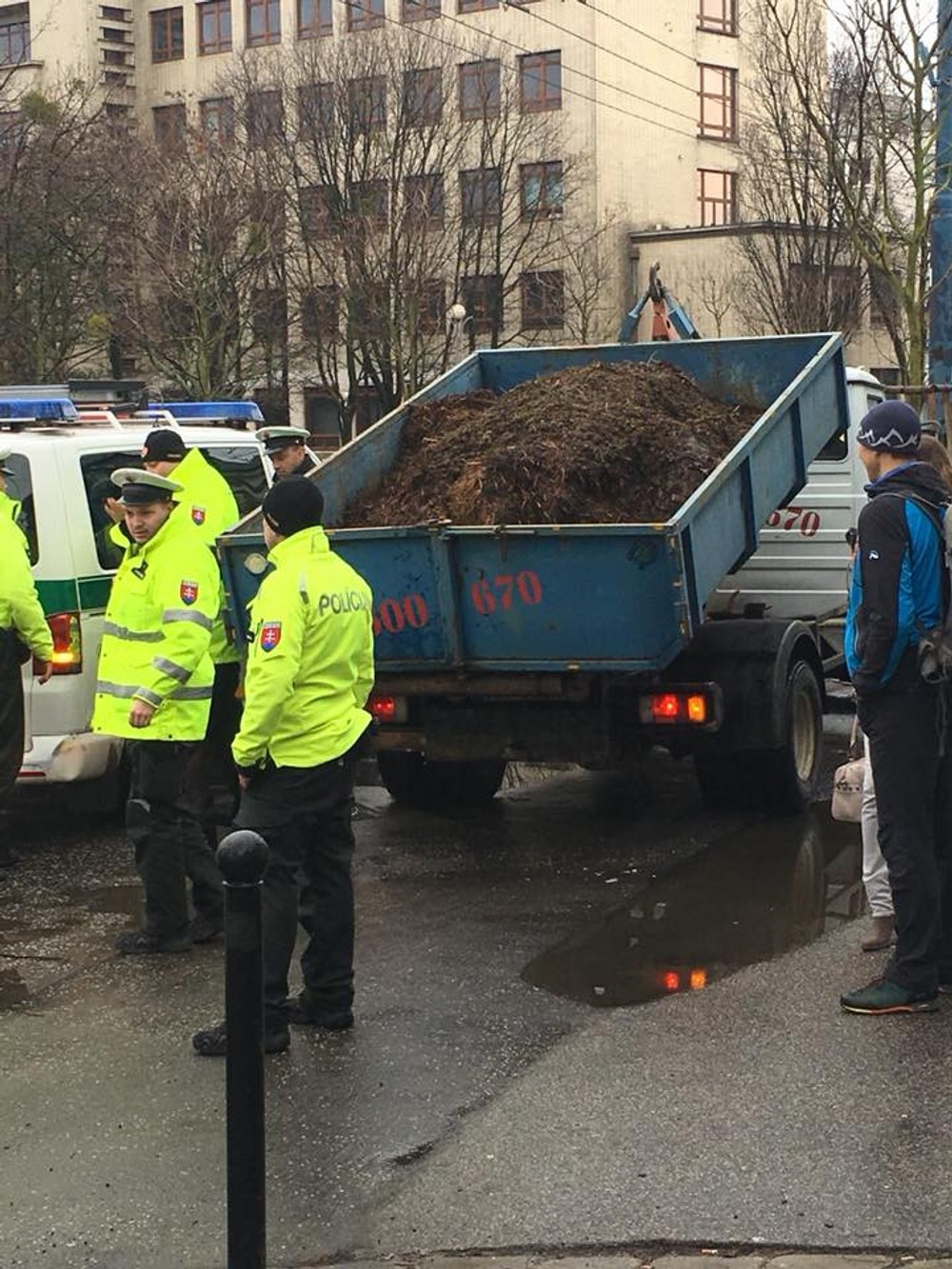 Vlečka s hnojom pred Úradom vlády 