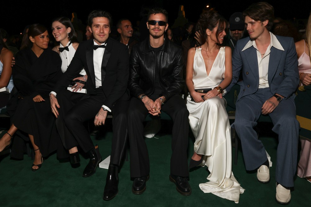 France_Fashion_Victoria_Beckham_25_Front_Row_09749