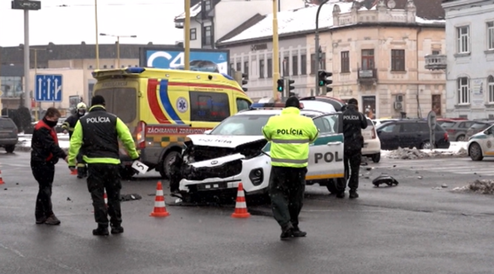 Po vážnej nehode policajnej hliadky odviezli do nemocnice policajta 