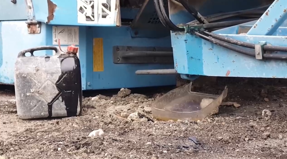 Cestu zablokoval zošmyknutý náves kamióna