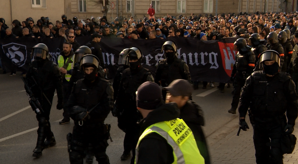Vodné delá, psovodi a ťažkoodenci. V Trnave sa hralo najväčšie slovenské derby