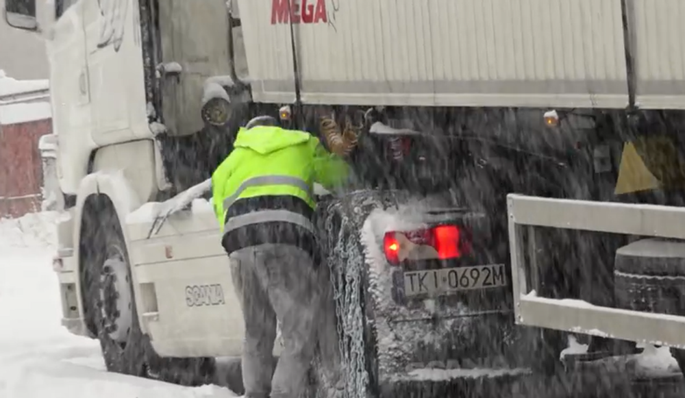 Prvý sneh komplikoval dopravu 7