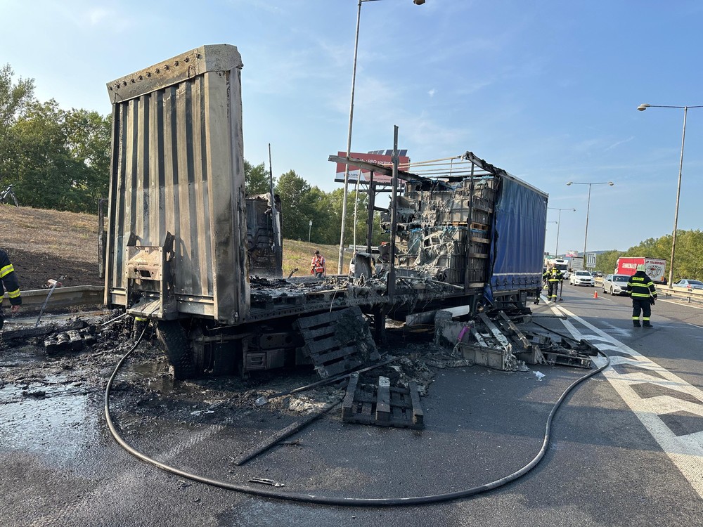Požiar nákladného vozidla za mostom