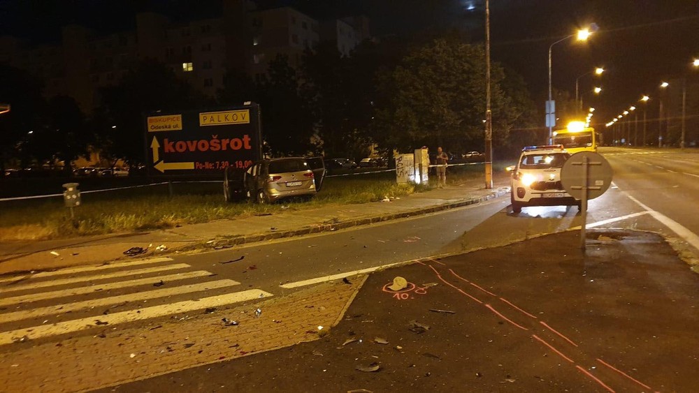 Tragická nočná autonehoda: Štyri osoby sú v kritickom stave, jedno z áut dokonca zachytilo chodca na priechode