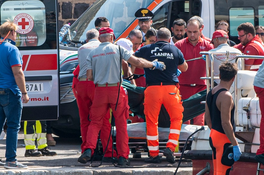 Pátranie po nezvestných z potopenej plachetnice pokračuje