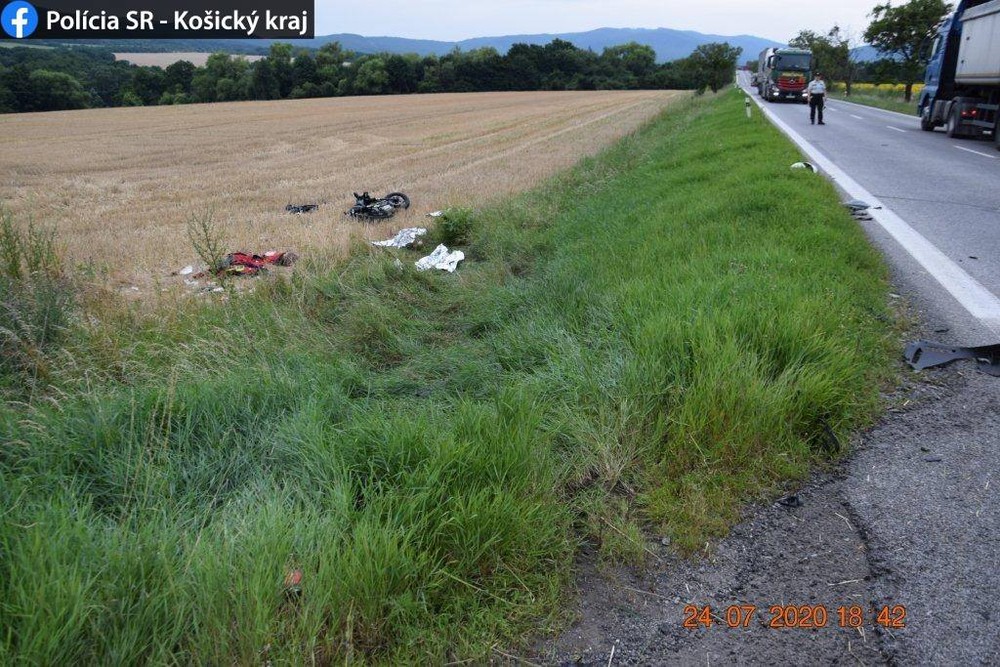 Po zrážke s traktorom vyhasol život motocyklistu 