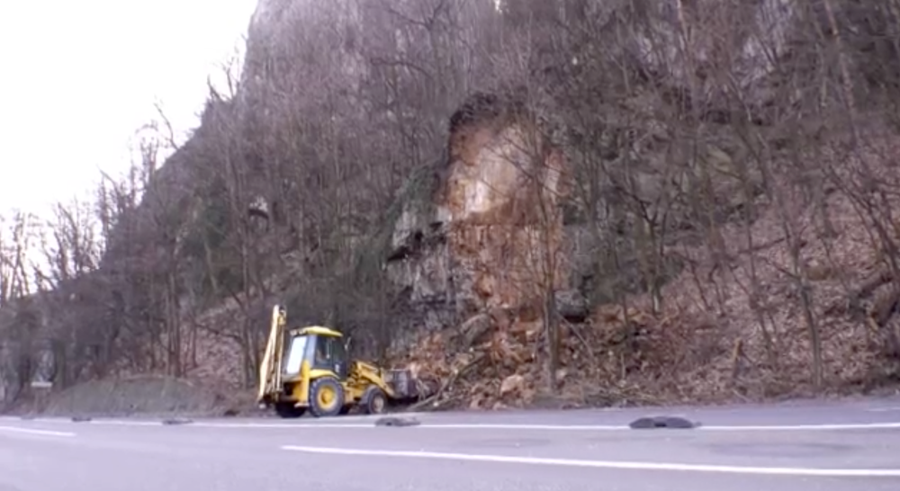 Časť skaly sa zosypala na miestnu komunikáciu