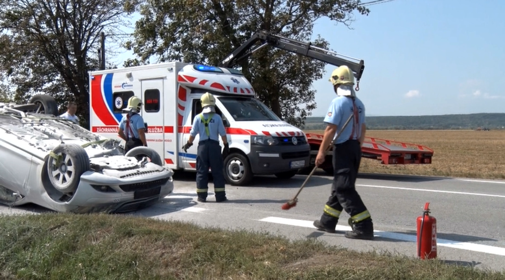 Vodič dostal za volantom mikrospánok. Po náraze sa vozidlo prevrátilo na strechu