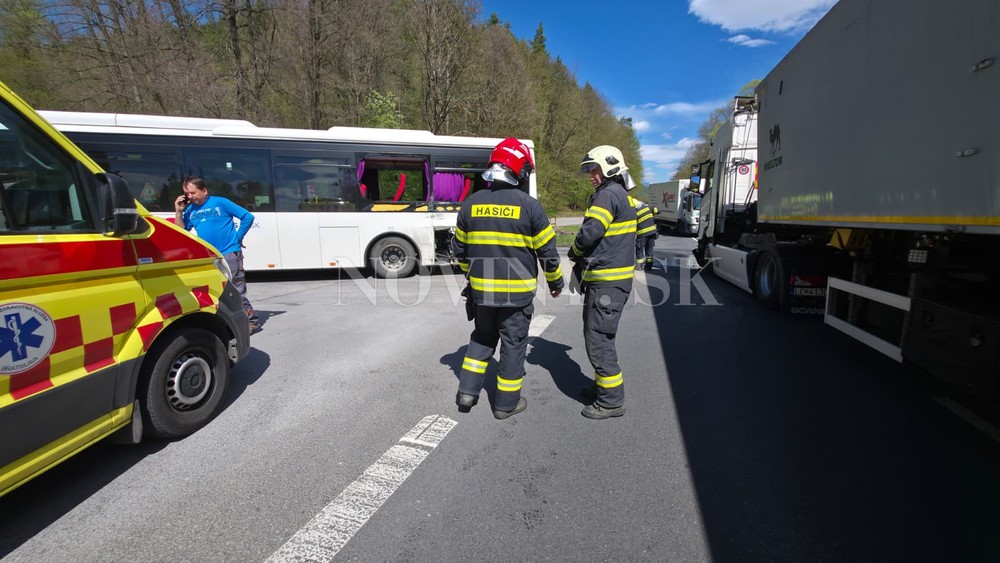 Zrážka autobusu a kamióna