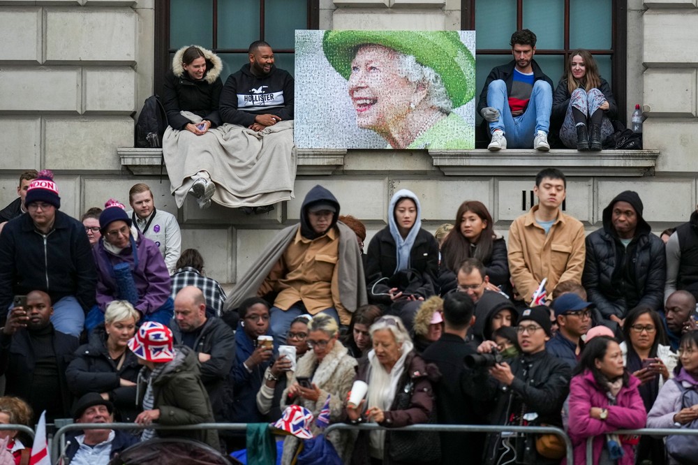 Británia sa lúči s kráľovnou Alžbetou II.