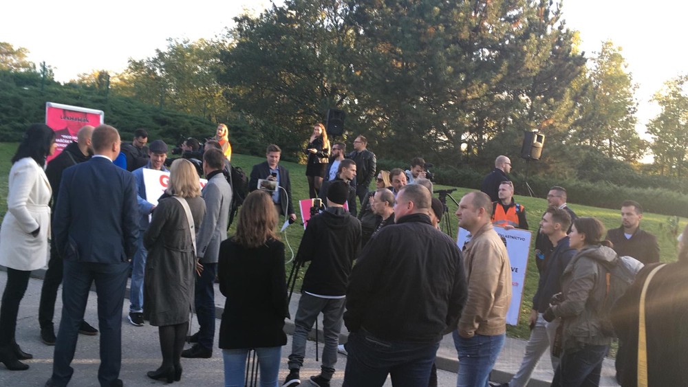 Gorila opäť ožíva aj v uliciach. Pred domom Haščáka sa zhromaždil dav demonštrantov