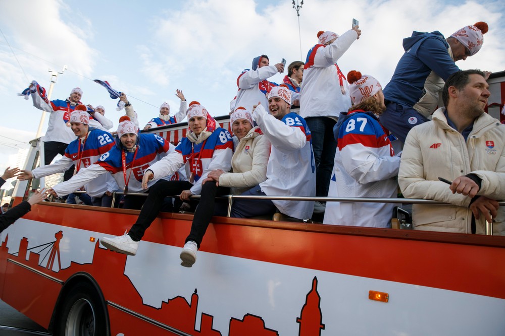 Hokejisti v autobuse
