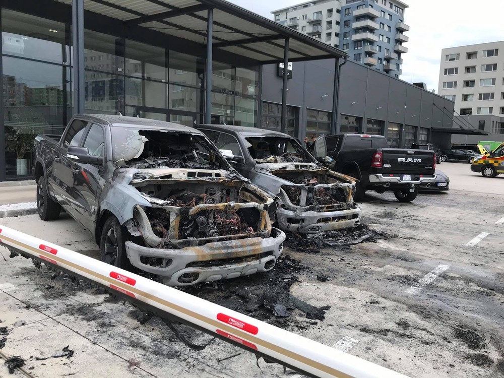 Podpaľač zapálil luxusné autá