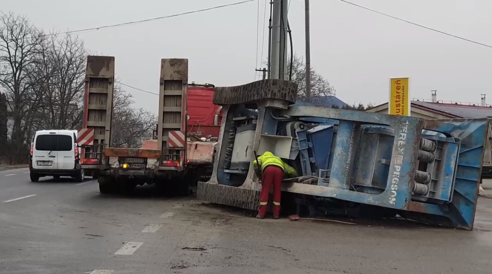 Cestu zablokoval zošmyknutý náves kamióna