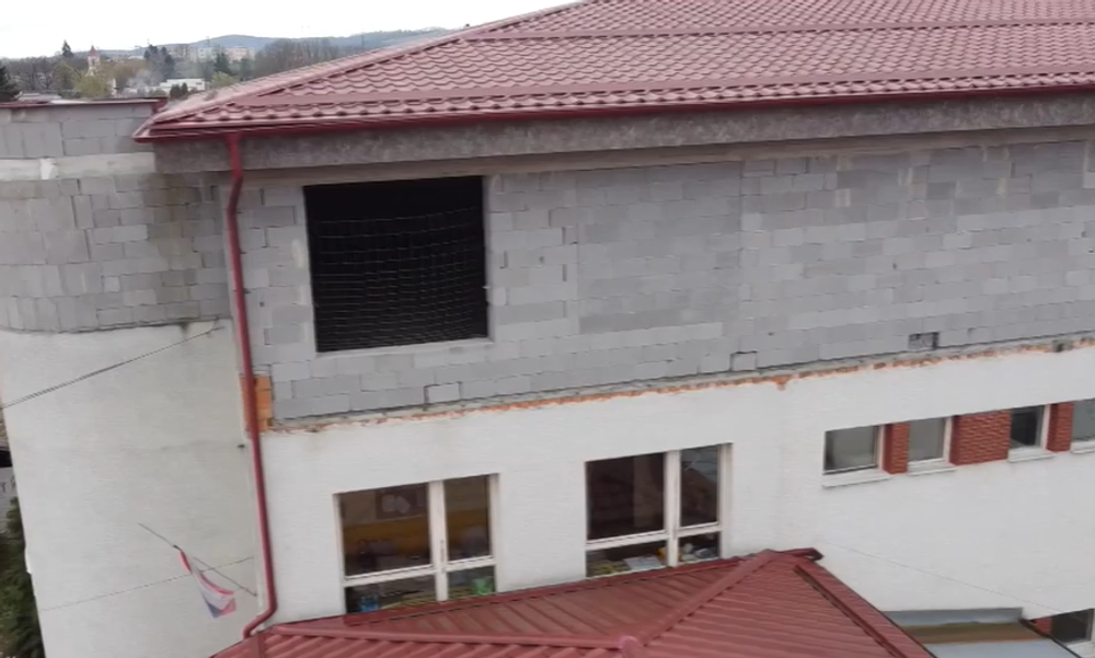 Nelegálna nadstavba školy