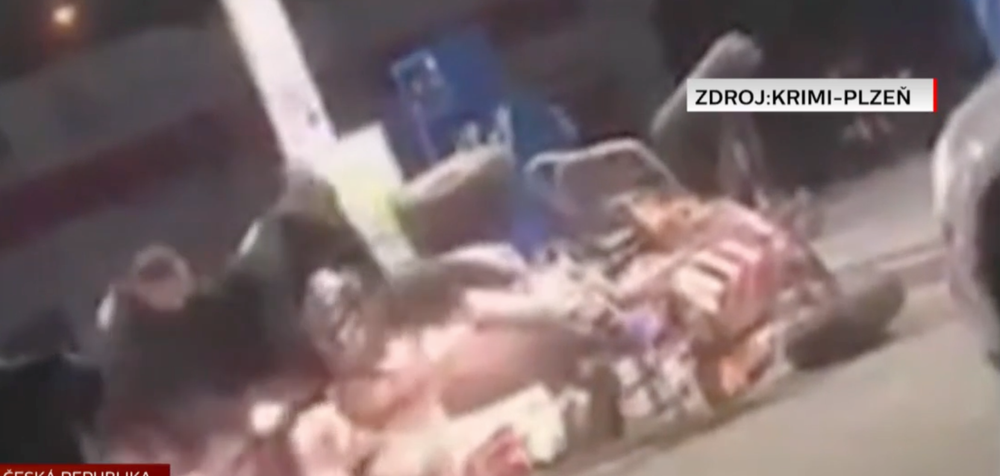 Českí policajti sa snažia chytiť vodiča štvorkolky