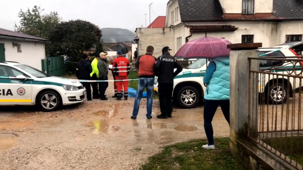 Popíjal s miestnymi, no domov sa už nevrátil. Záhadná smrť v uličke pri stanici prináša množstvo otáznikov