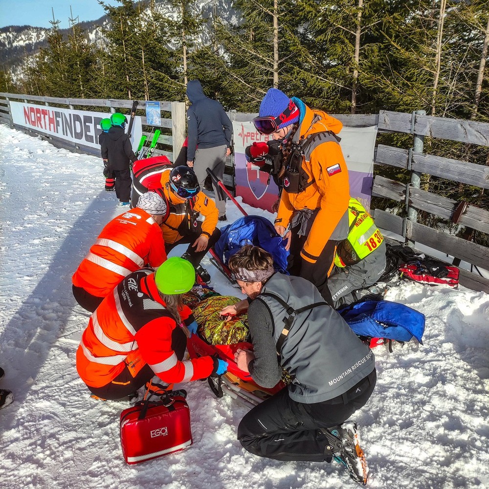 Lyžiar sa zrazil so štvorčlennou rodinou