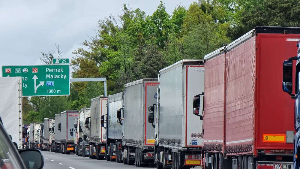 nehoda D2 autobus kamion HAJDIN (1)