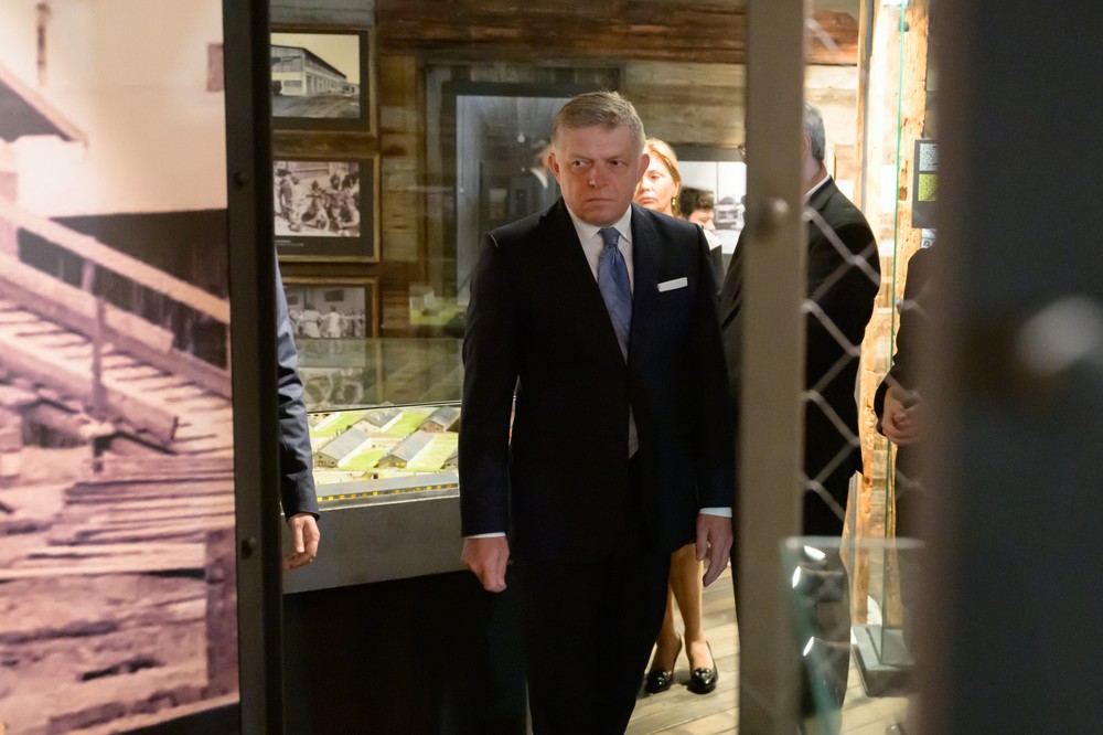 Premiér Robert Fico navštívil Múzeum holokaustu v Seredi