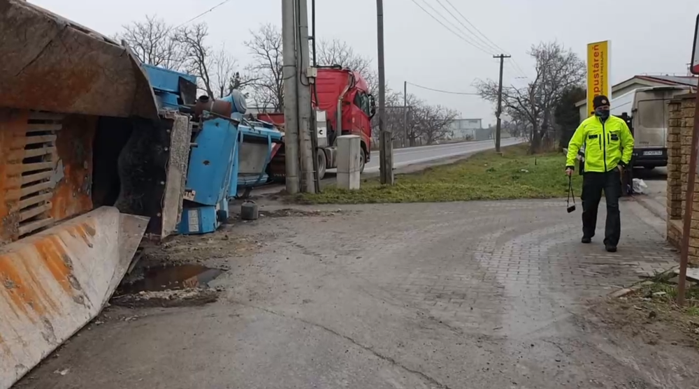 Cestu zablokoval zošmyknutý náves kamióna