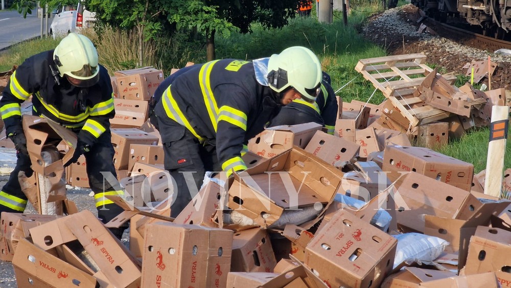 Zrážka vlaku a kamióna Hronský Beňadik (4)