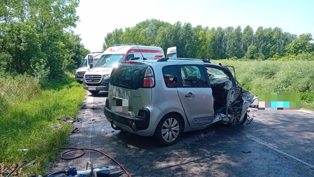 osobné auto po čelnej zrážke 