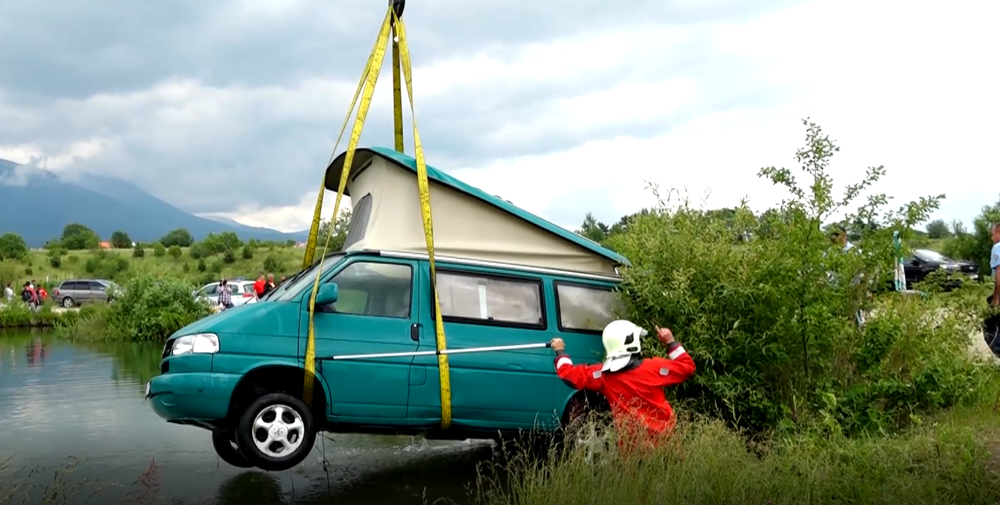 Auto skončilo v rybníku