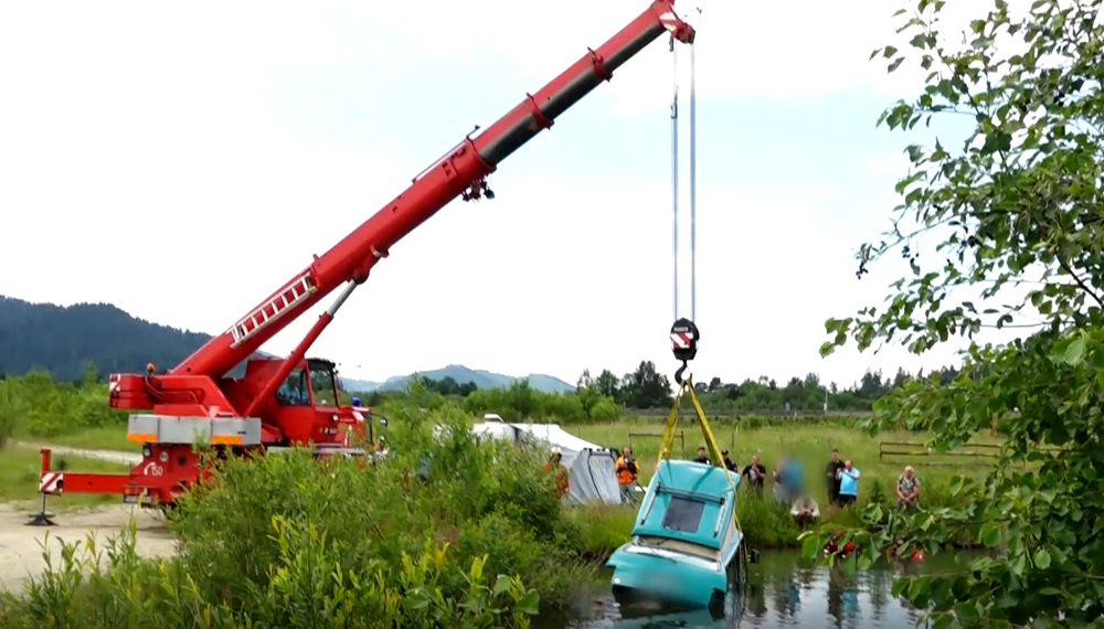 Auto skončilo v rybníku