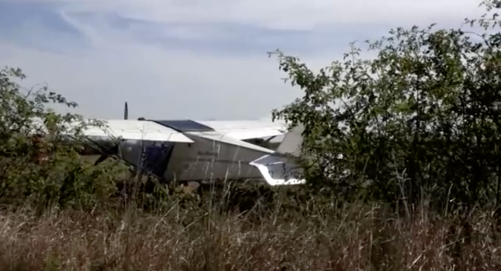 Opustené lietadlo na poli