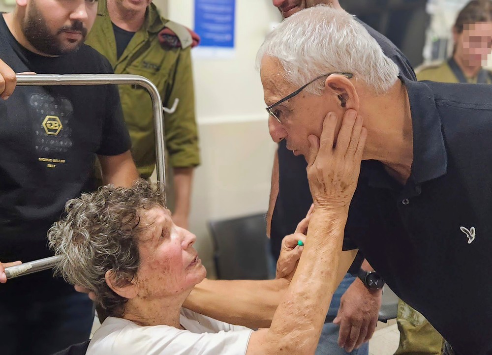 Prepustené rukojemníčky Jocheved Lifšicová (89) a Nurit Cooperová  (79) Izrael Gaza Hamas vojna