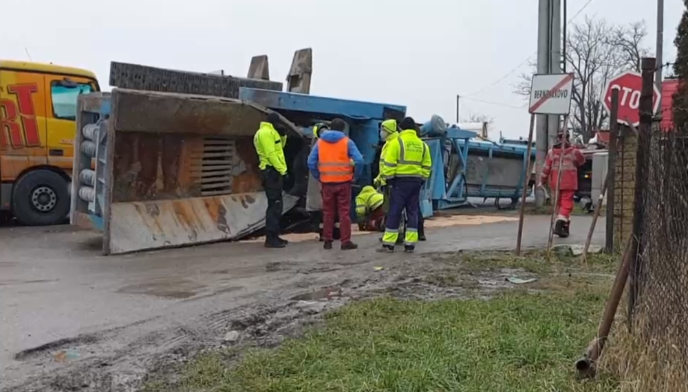 Cestu zablokoval zošmyknutý náves kamióna